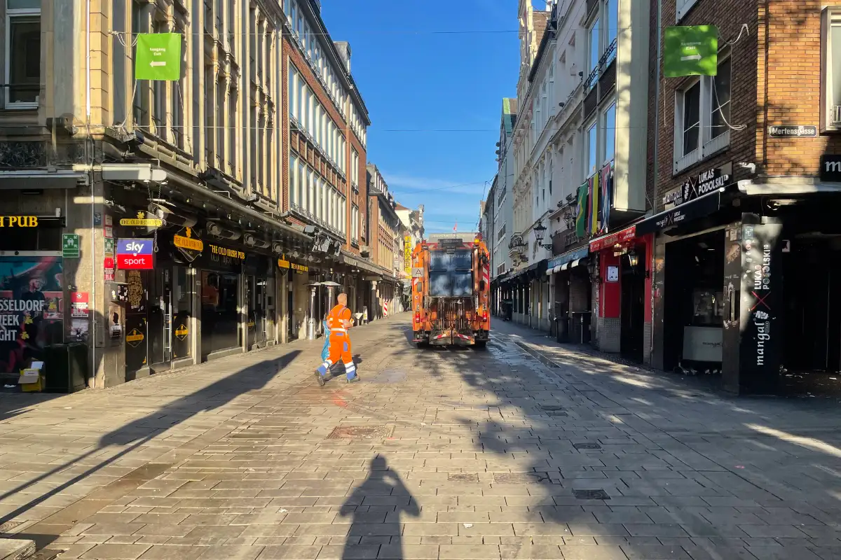 Ein Müllauto fährt durch die Altstadt