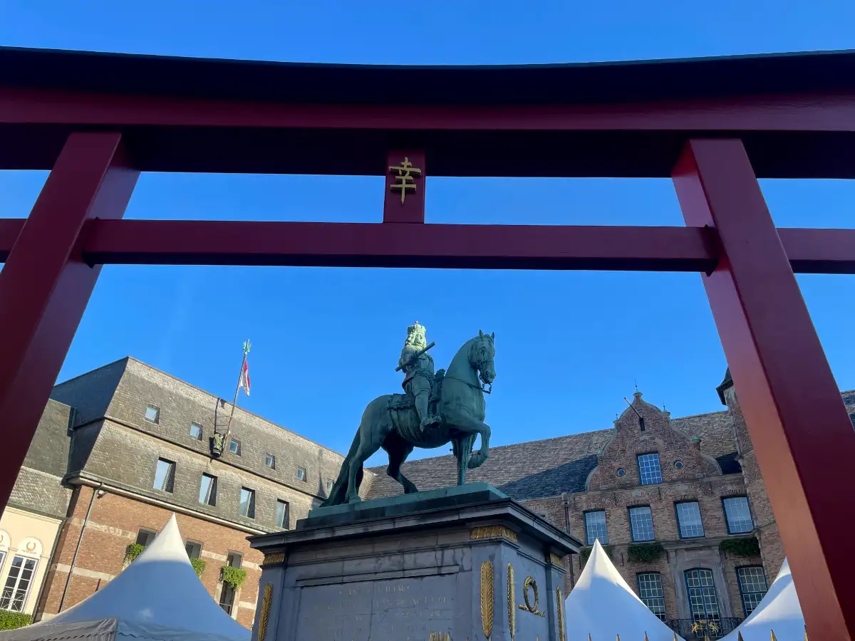 Reiter-Statue durch ein japanisches Torii gesehen