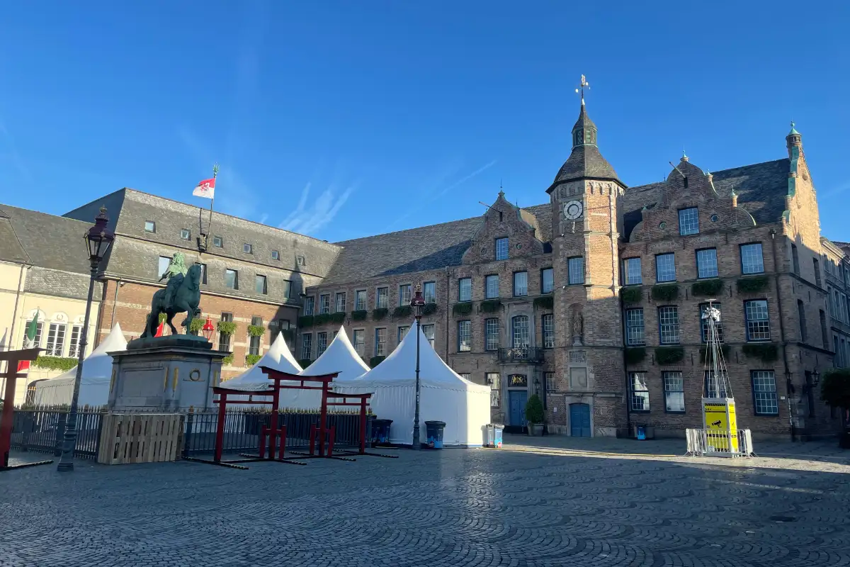Marktplatz von Düsseldorf mit Rathaus, Reiter-Denkmal und Zelten des Japan-Tags