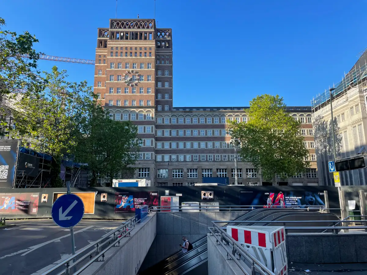 Wilhelm-Marx-Haus mit Rolltreppen im Vordergrund