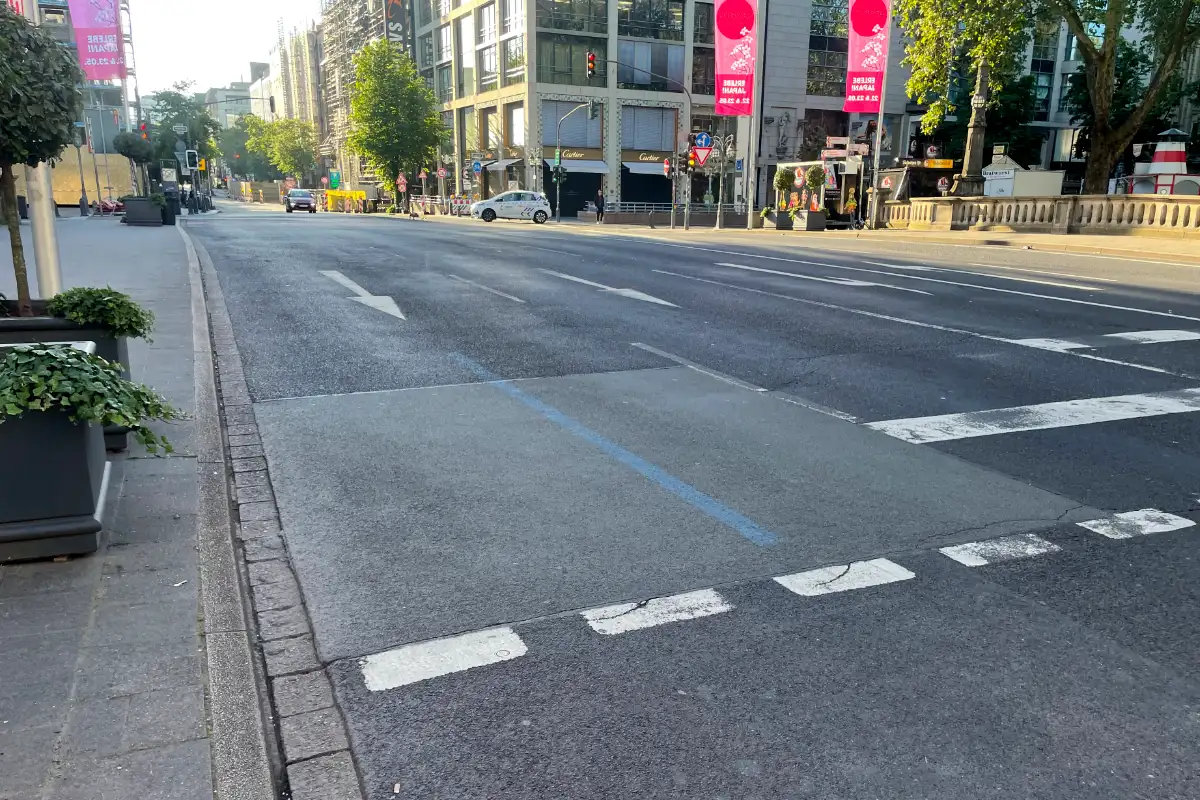 Blauer Streifen auf der Straße