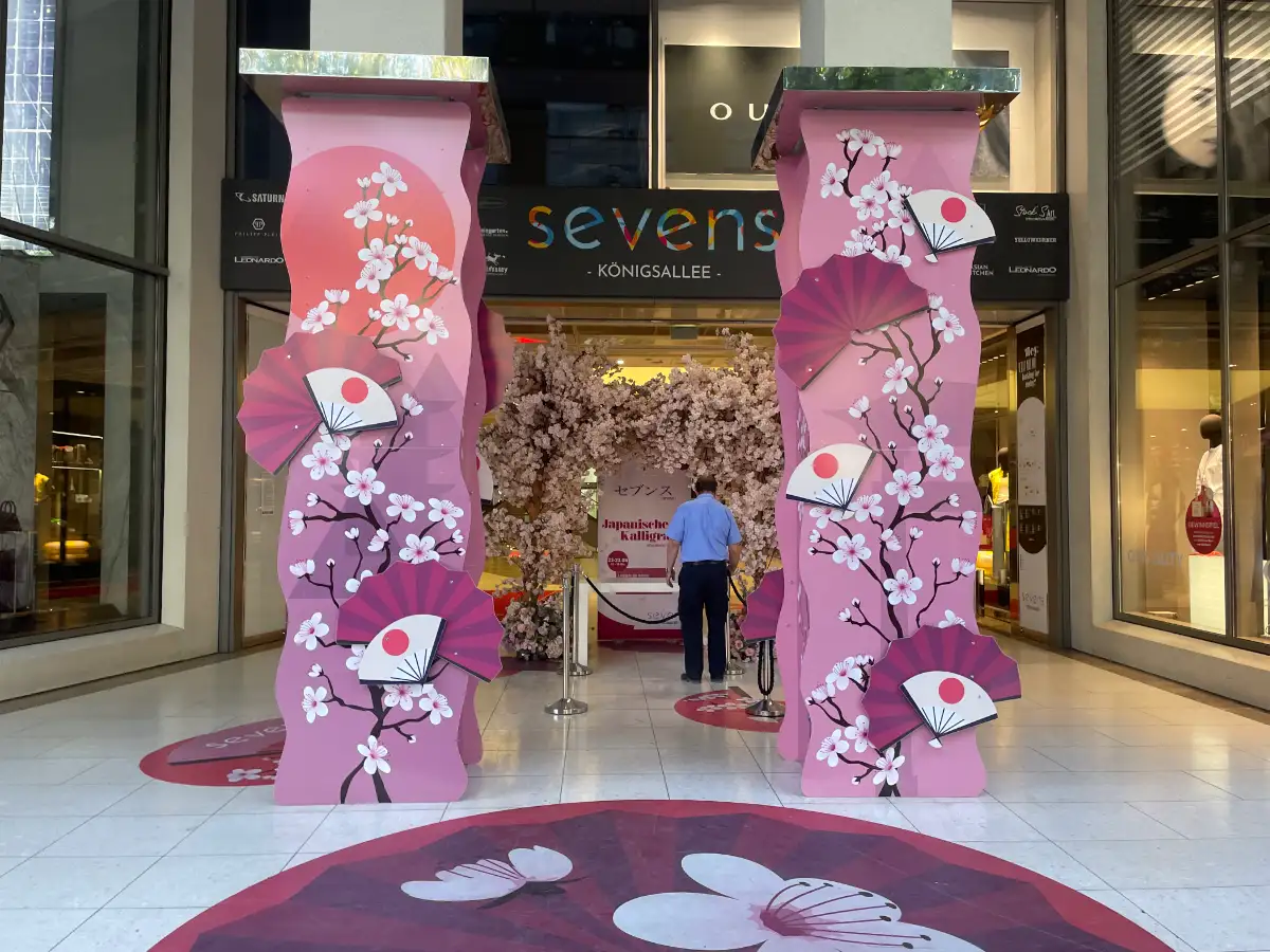 Eingangsbereich zu einer Einkaufspassage mit 2 großen Säulen in Japan-Dekoration