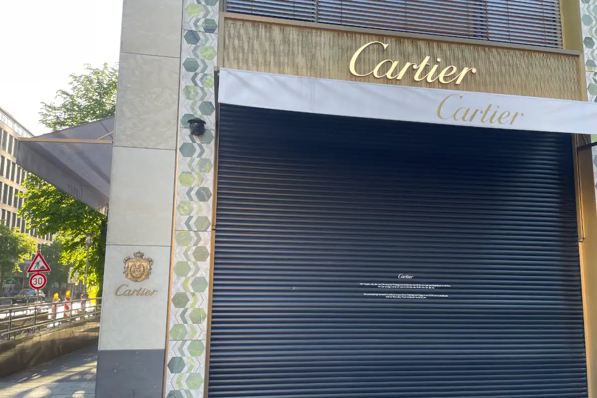 Geschäft von Cartier mit heruntergelassenem Rollladen