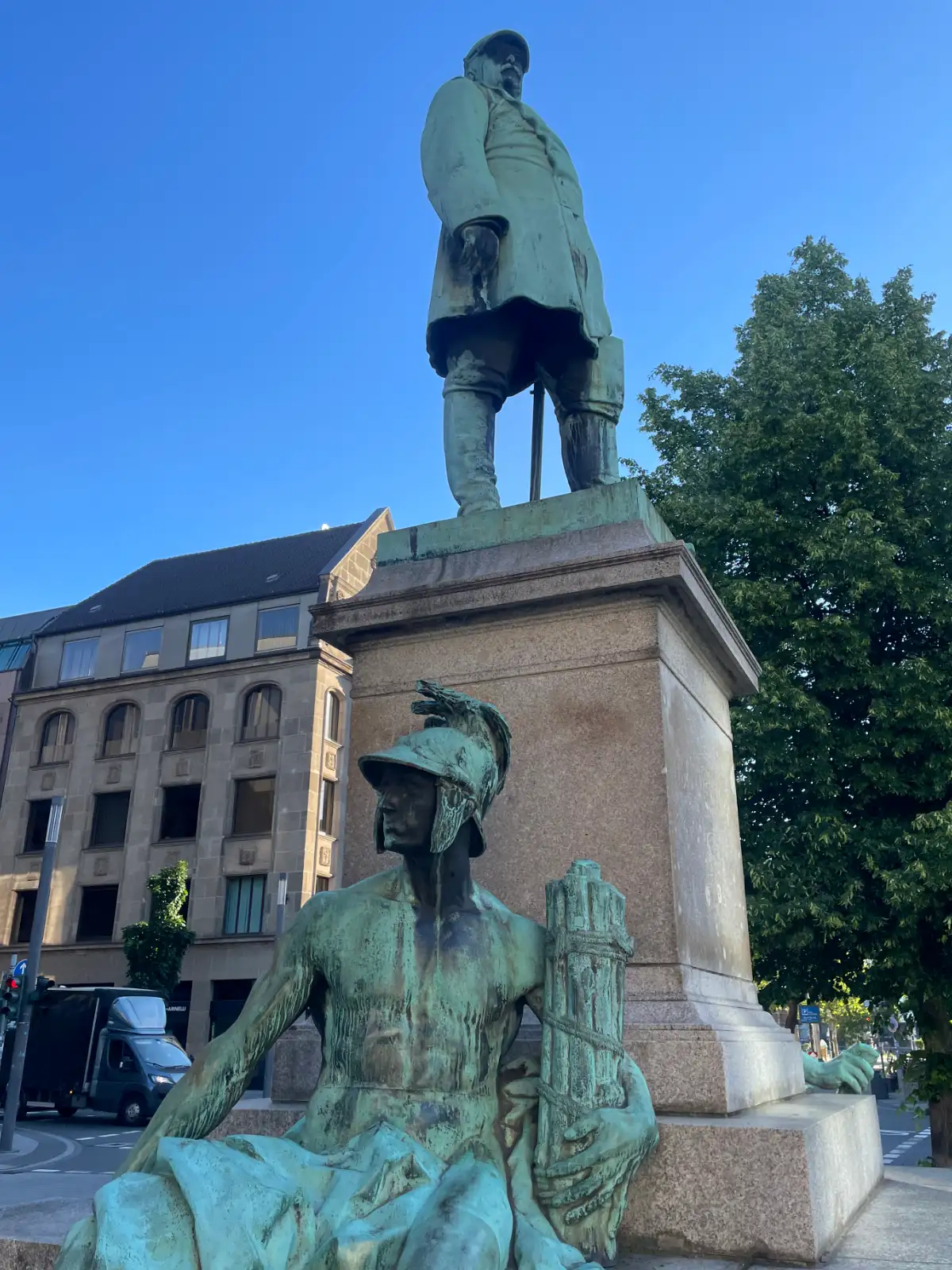Bismarck-Denkmal, am Sockel sitzt ein Krieger mit Helm