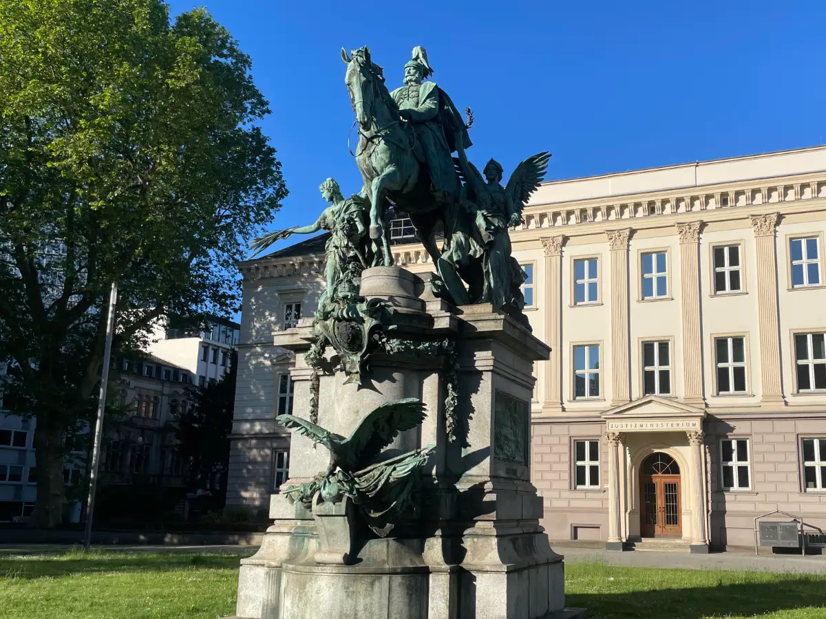 Kaiser-Wilhelm-Reiter-Denkmal vor dem Justizministerium