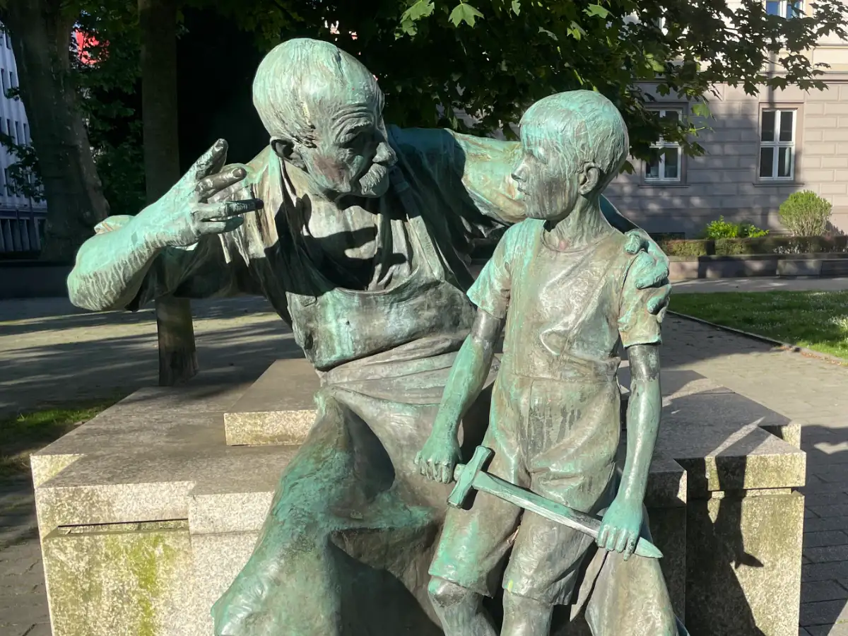 Skulptur Schmied mit Knabe