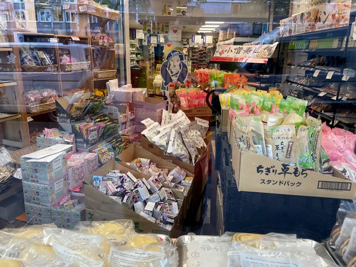 Blick durch ein Schaufenster in das Innere eines japanischen Supermarkts
