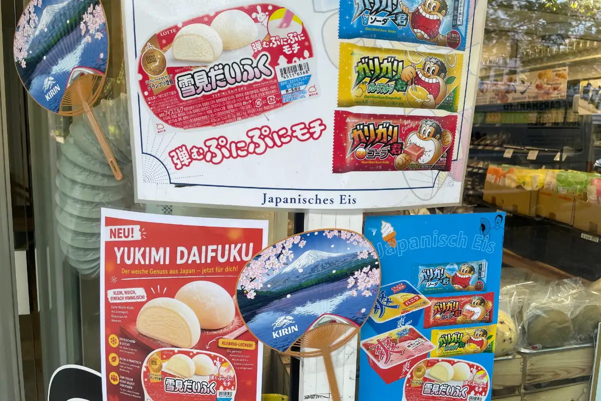 Japanische Werbung für Eis und Mochi