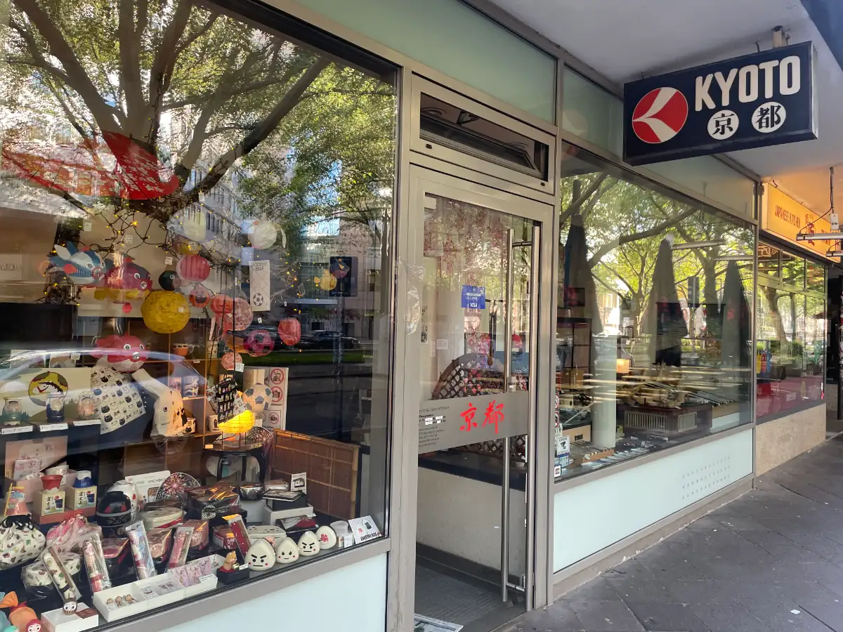 Japanisches Geschäft mit Schild draußen „Kyoto“