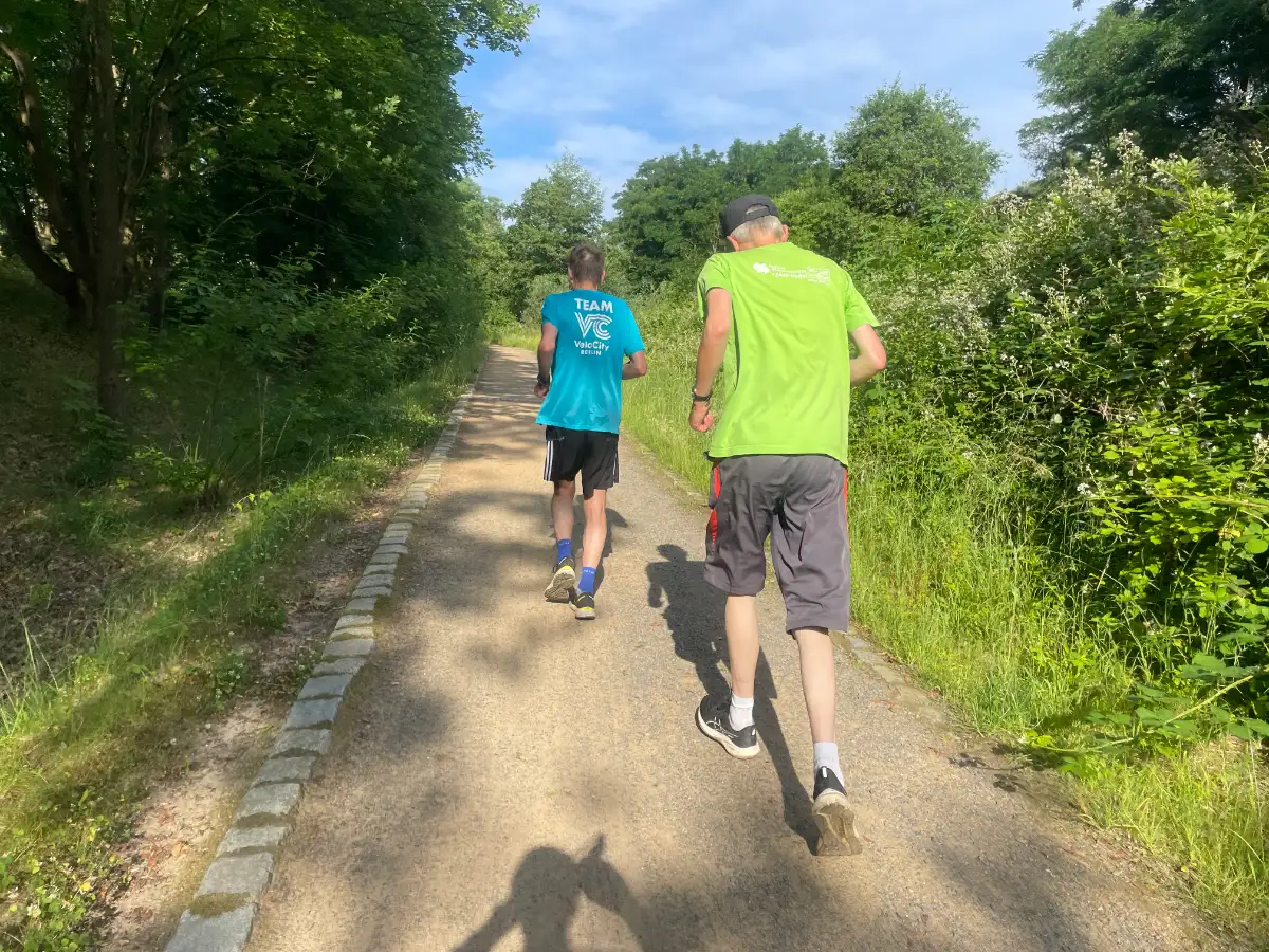 2 Läufer auf einem Parkweg in der sonne