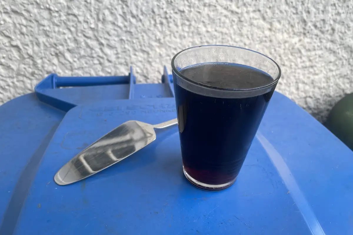 Ein Glas Cola und ein Tortenheber