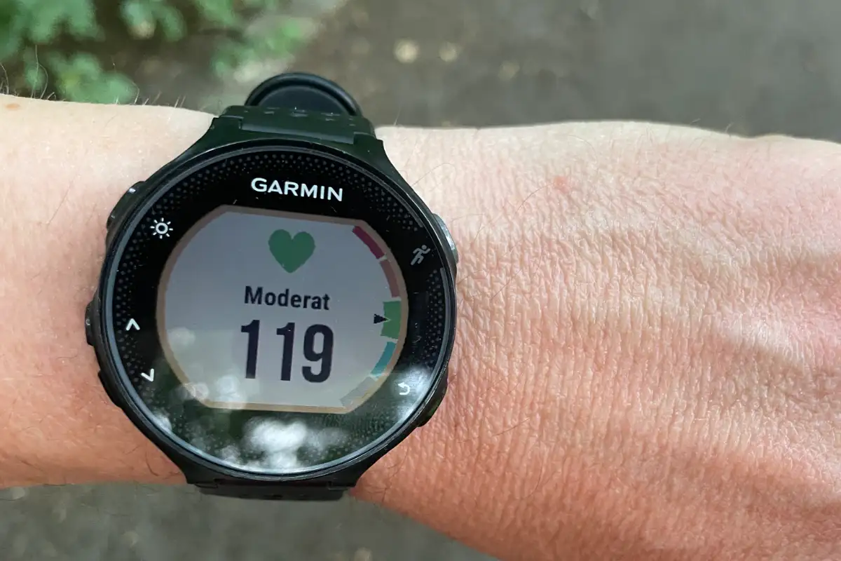 Laufuhr am Handgelenk zeigt Puls 119 moderat