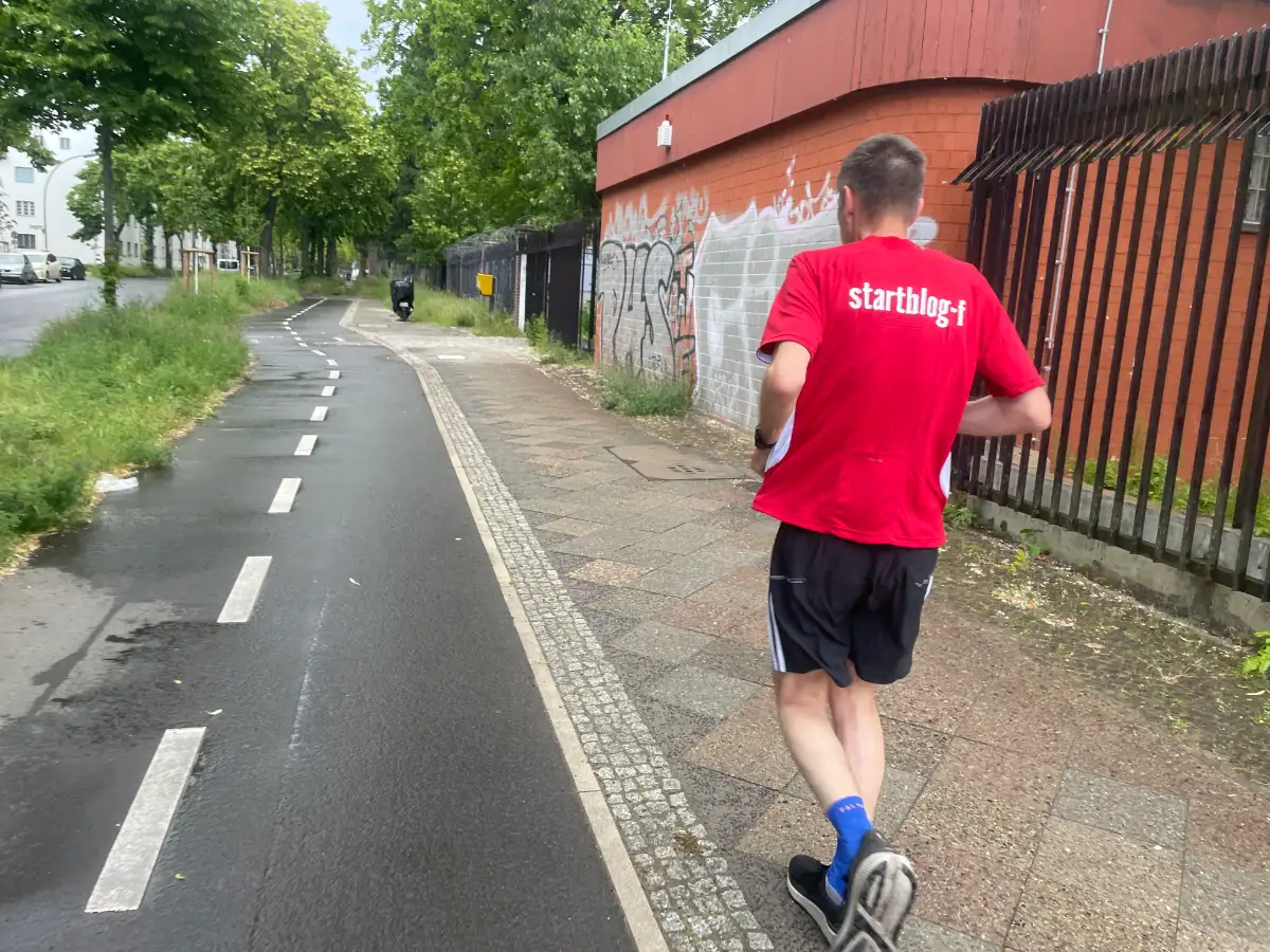 Läufer an einer Straße