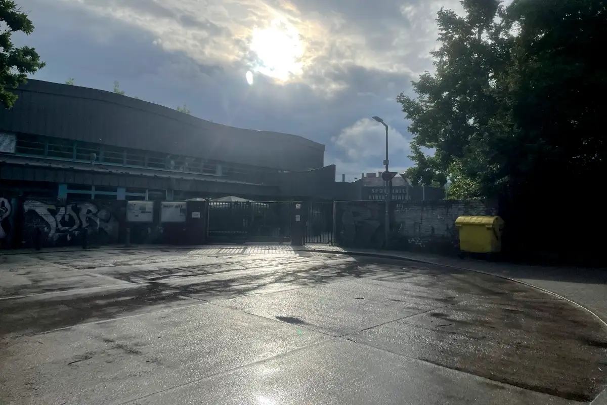 Sportanlage im Gegenlicht