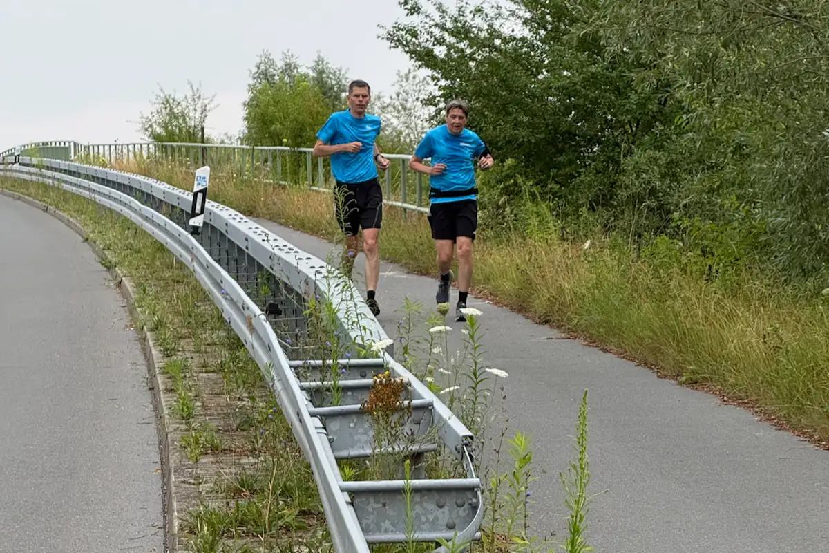 startblog-f-Läufer in blauen Laufshirts