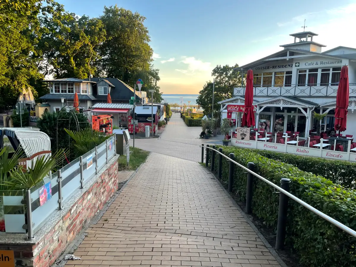 Weg hinunter zur Promenade mit Sonnenaufgang über der Ostsee