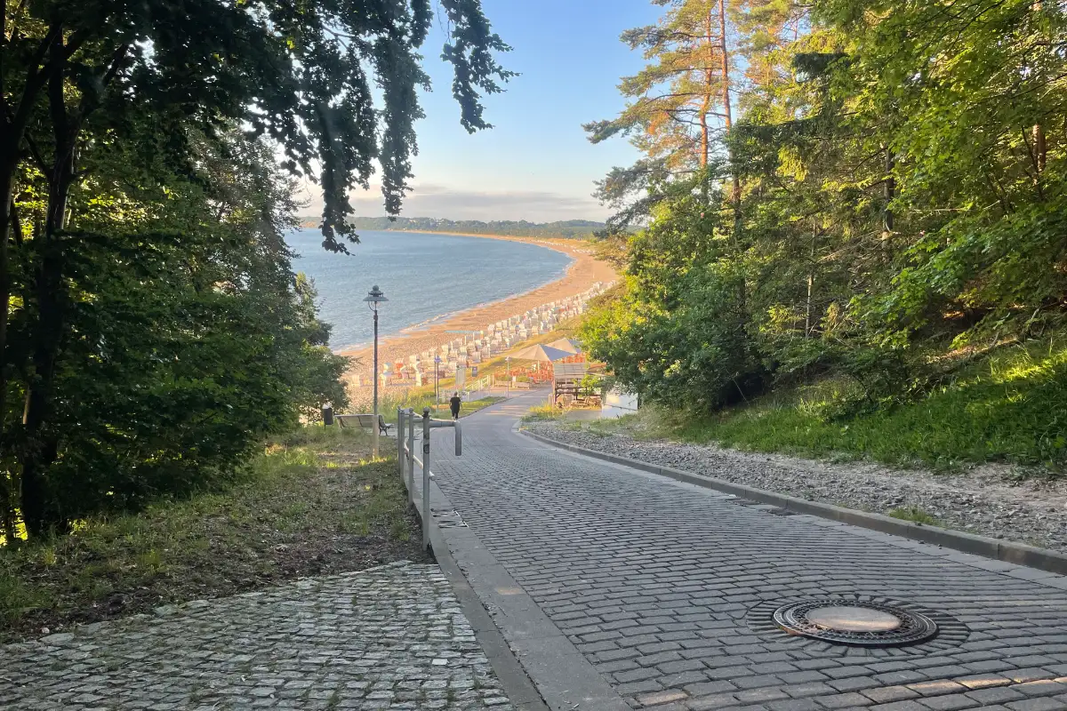 Blick hinunter auf Strand und Meer