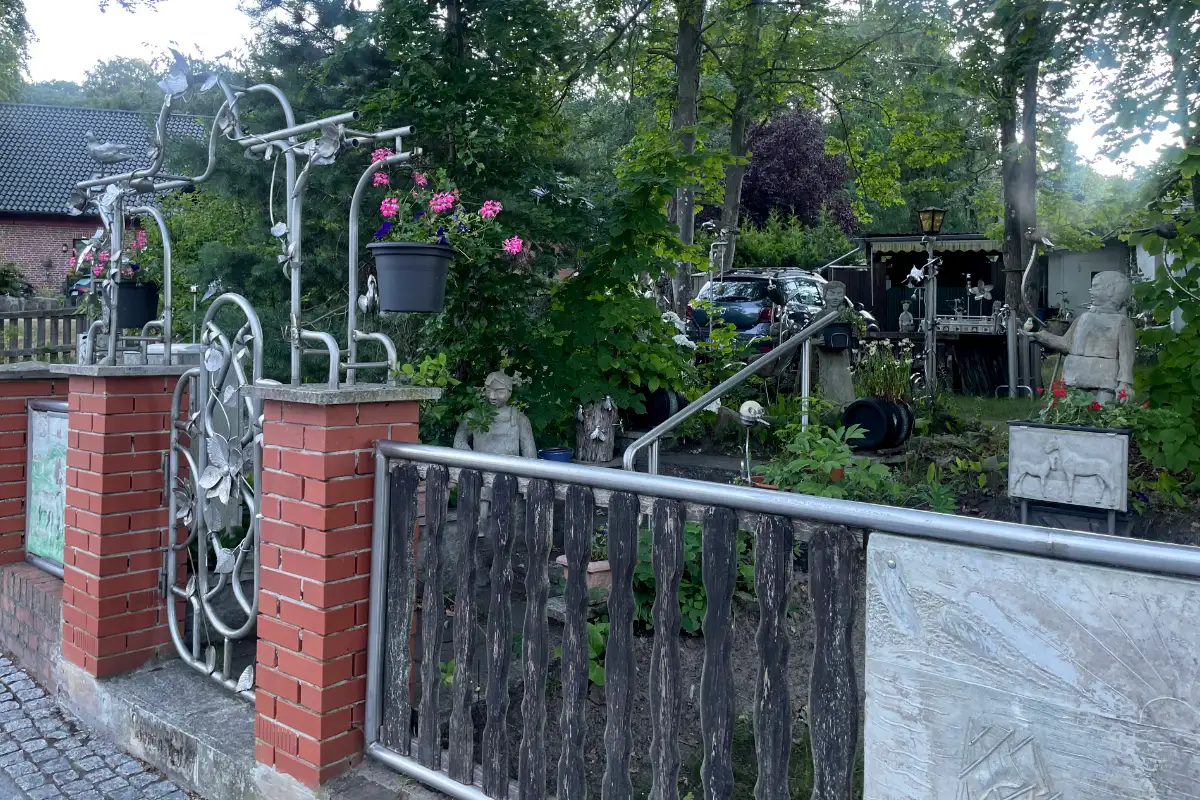 Grundstück mit vielen geschmiedeten Figuren im Vorgarten