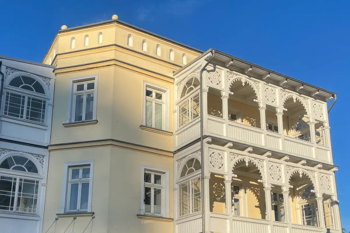 Bäderarchitektur im Sonnenlicht