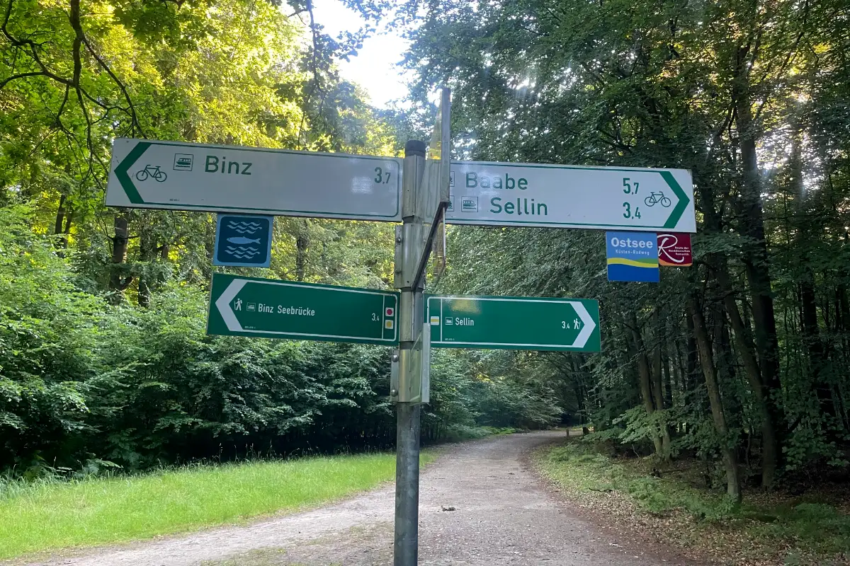 Wegweiser Binz (links) und Baabe, Sellin (rechts)