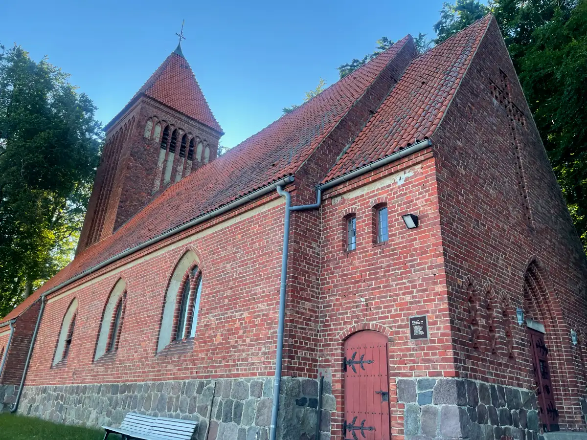 Rote Backsteinkirche in Binz