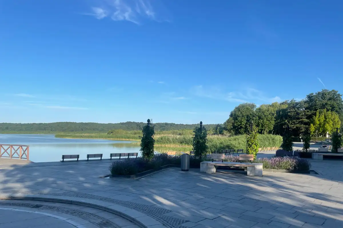 Schön gestaltete Promenade am Schmachter See