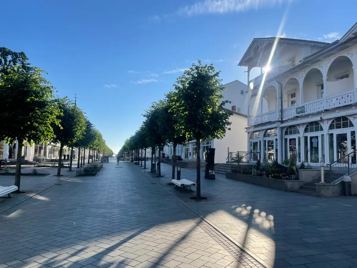 Strandstraße in Binz mit Baumreihen und Bäderarchitektur