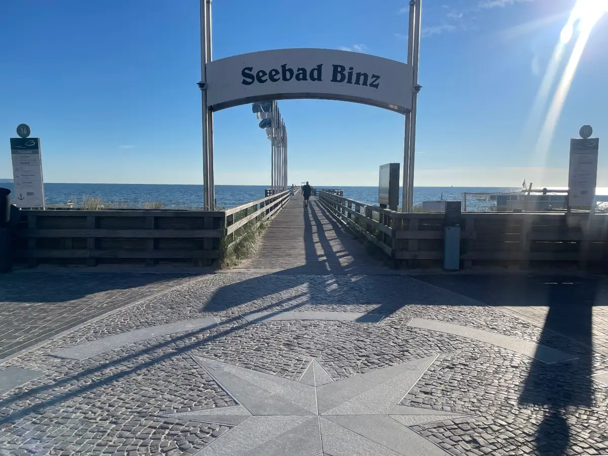 Schild „Seebad Binz“ über dem Zugang zur Seebrücke