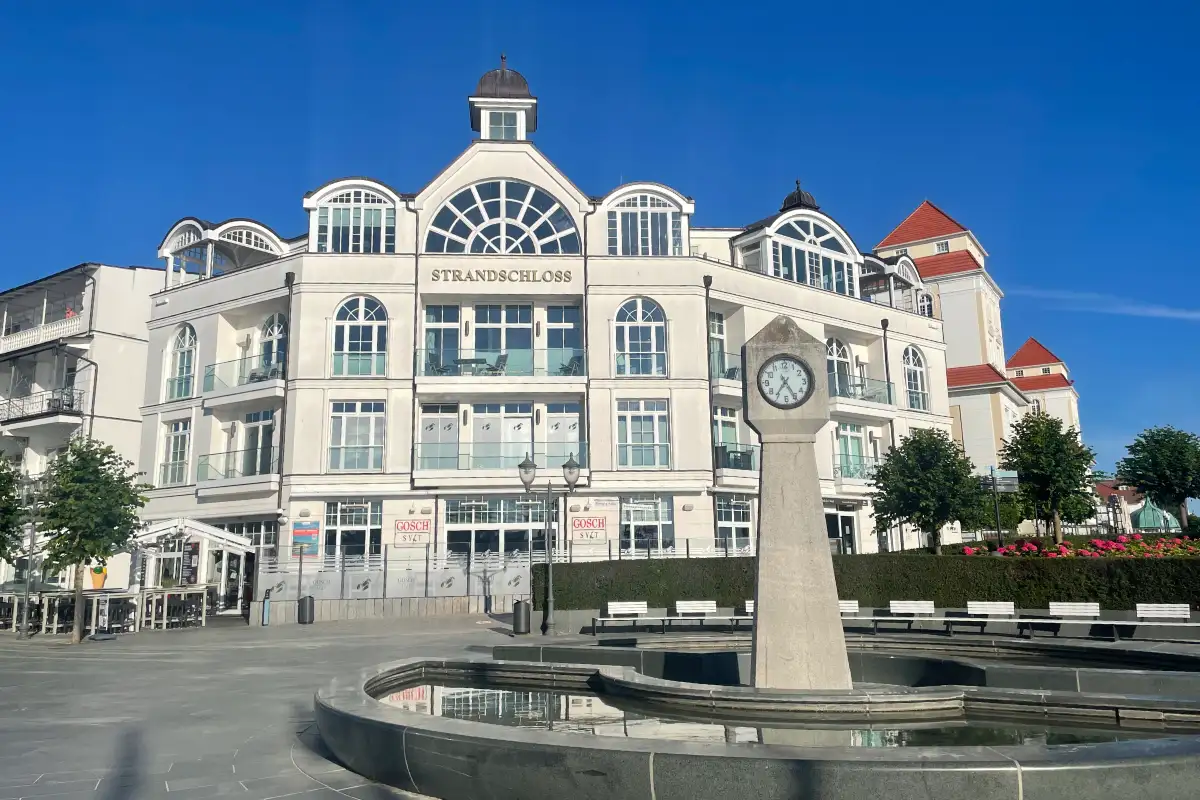 Brunnen mit Standuhr an der Promenade