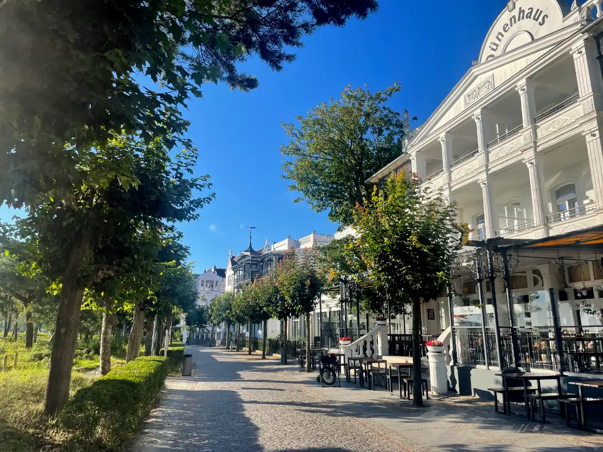 Kleine Strandstraße mit Bäderarchitektur-Häusern