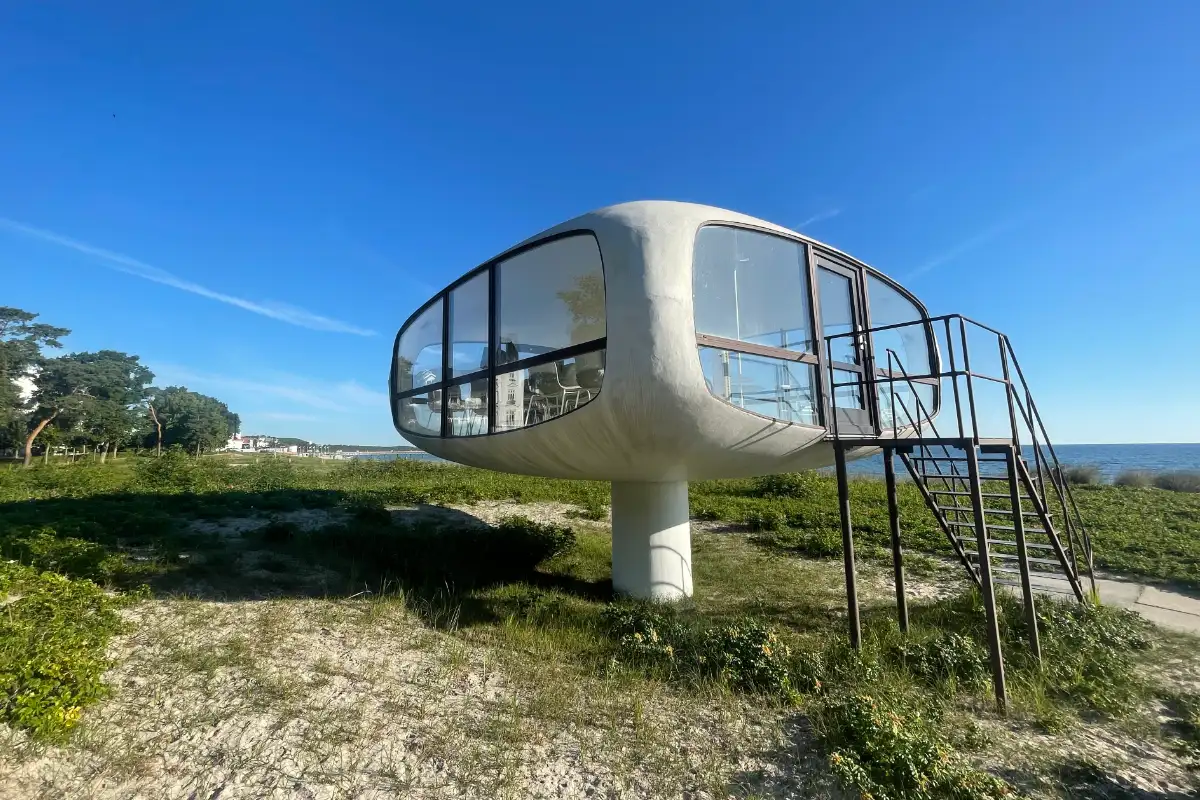 Futuristischer Bau von Müther am Strand von Binz