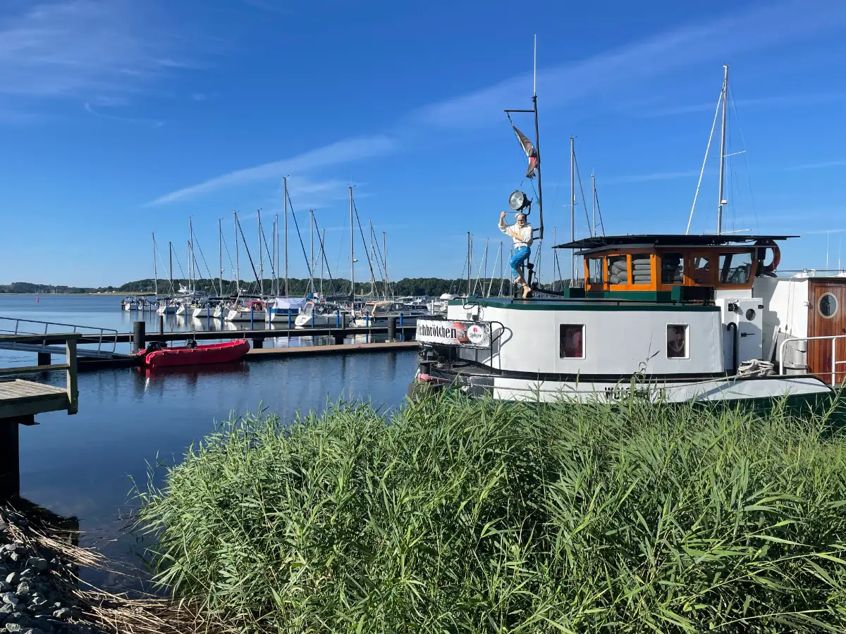 Hafen von Sellin mit Räucherschiff im Vordergrund