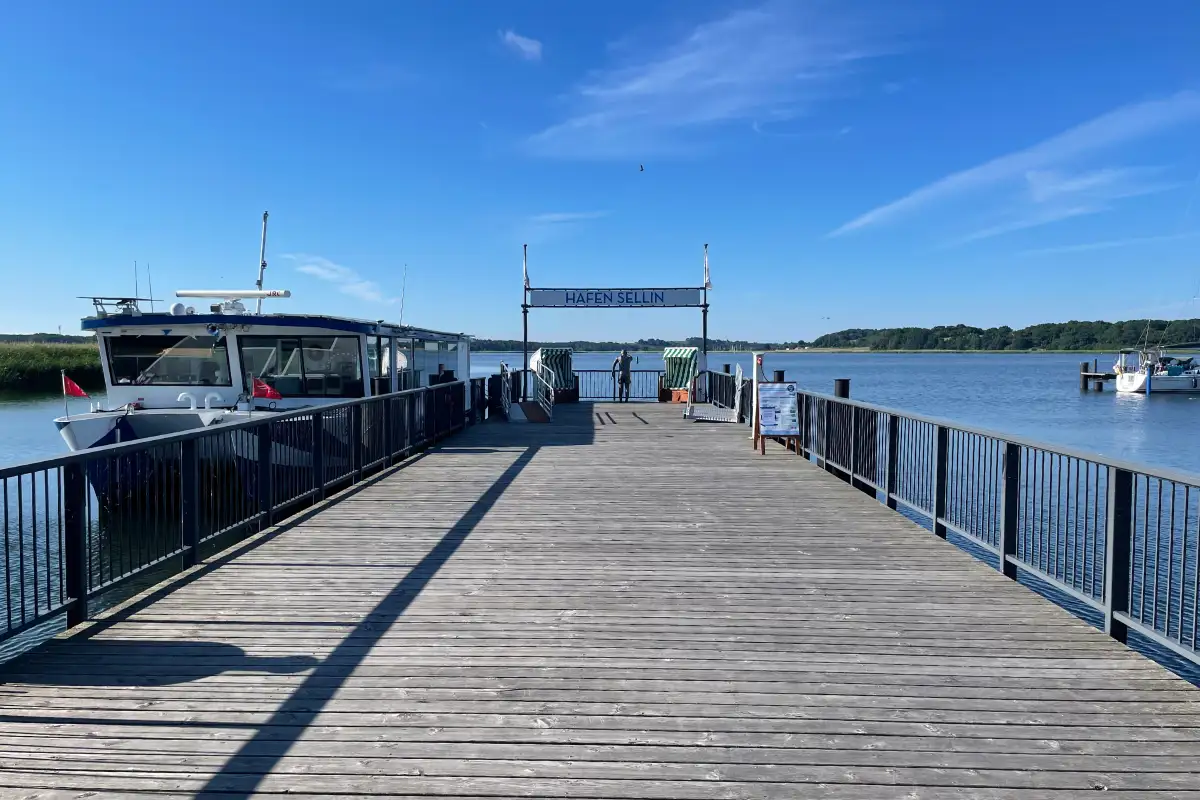 Breiter Holzsteg und Schild Hafen Sellin