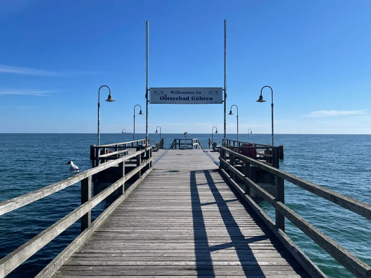 Schild am Ende der Seebrücke „Willkommen im Ostseebad Göhren“
