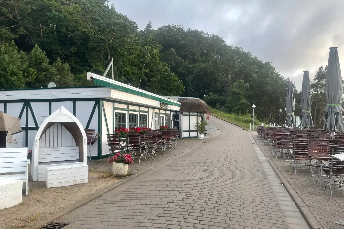 Außengastronomie mit Steigung zum Hochufer