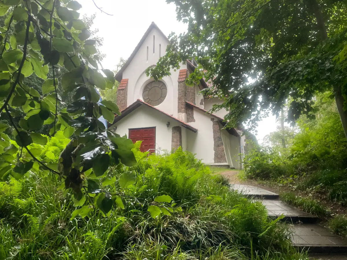 Kirche im Wald