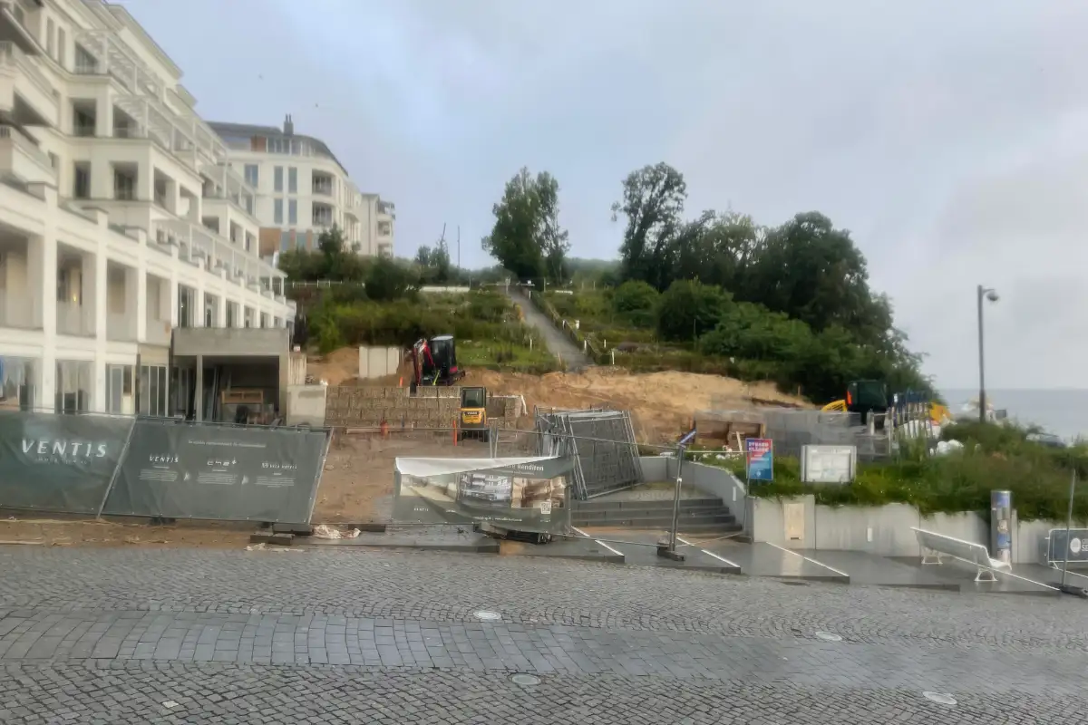 Baustelle an der Strandstraße mit zerfleddertem Bauzaun