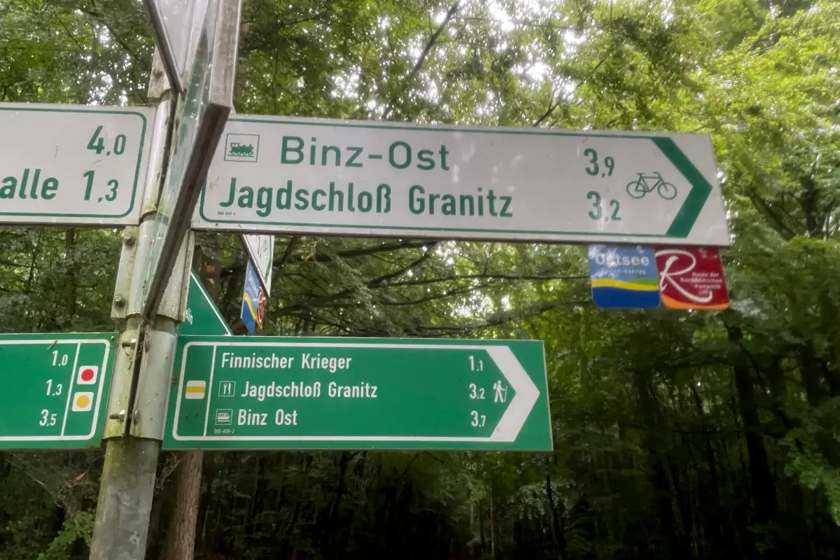 Wegweiser Jagdschloss Granitz und Finnischer Krieger
