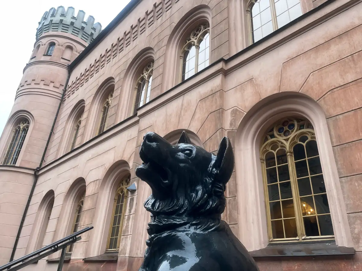 Schwarze Hunde-Skulptur vor dem Schloss
