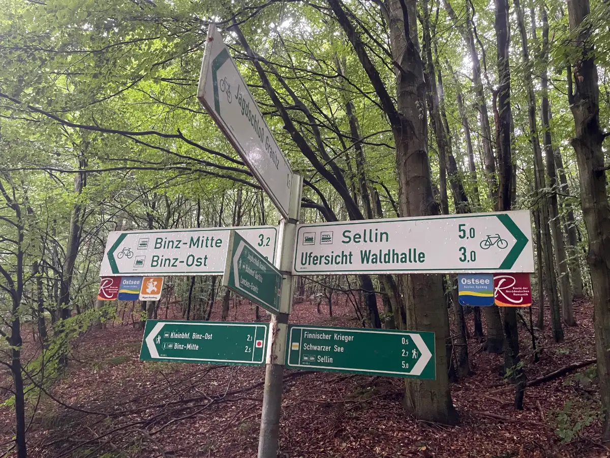 Wegweiser in drei Richtungen: Binz, Jagdschloss Granitz und Sellin