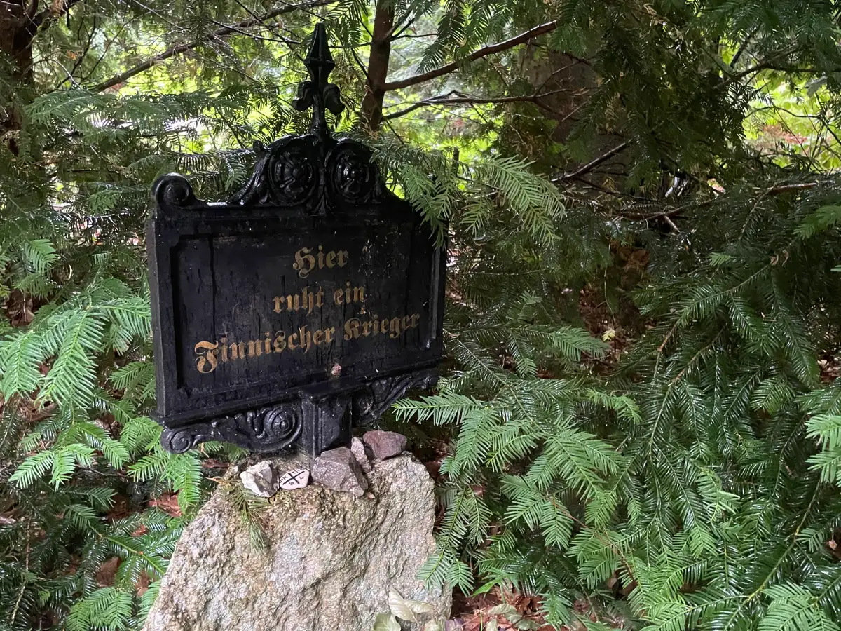 Schwarzes Metall-Grabschild „Hier ruht ein Finnischer Krieger“