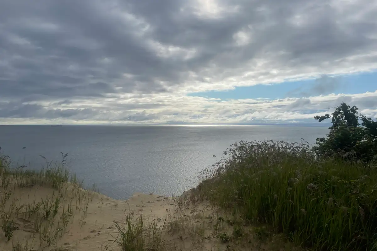 Blick über den Rand des Hochufers auf die Ostsee