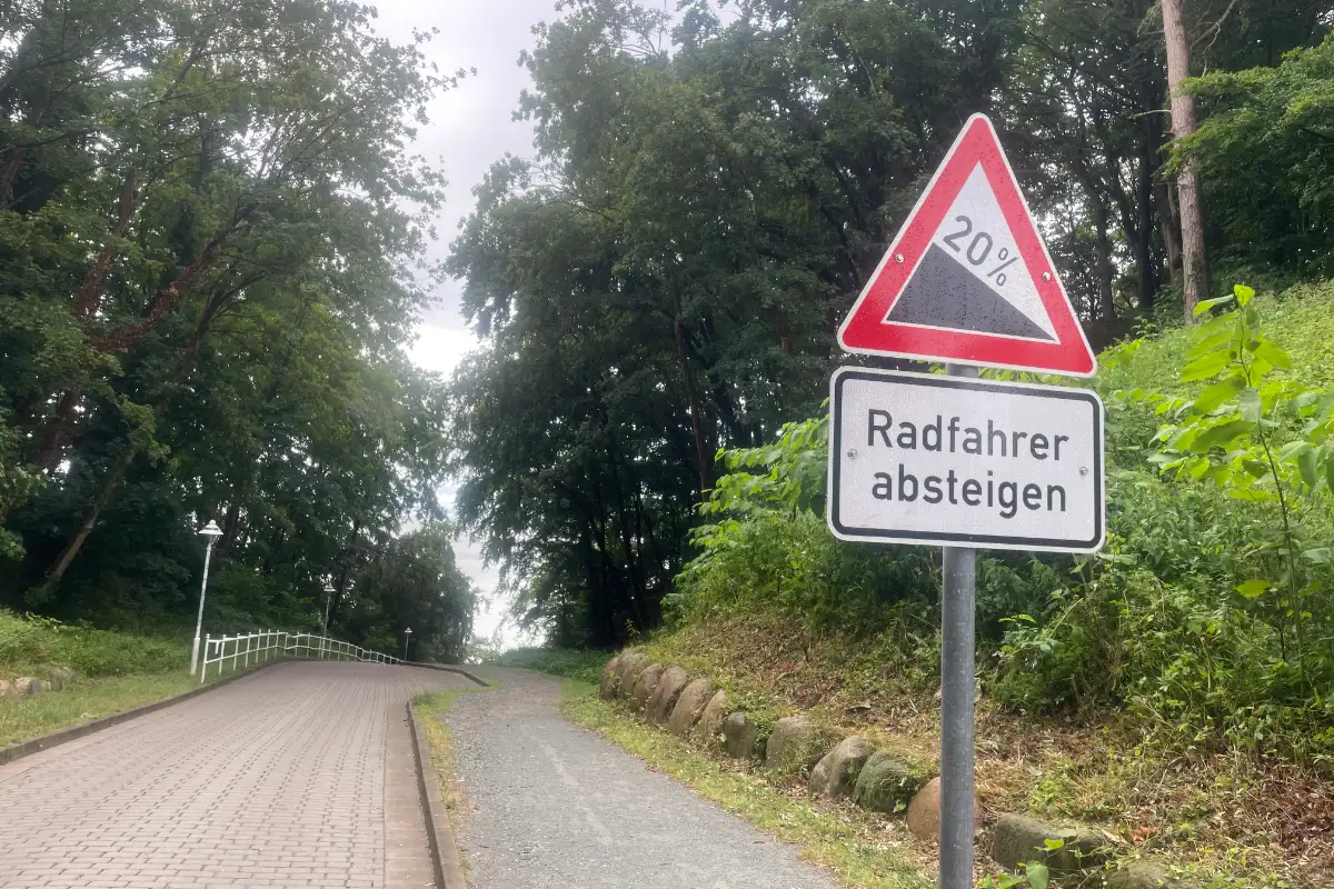 Warnschild 20% Gefälle, Radfahrer absteigen