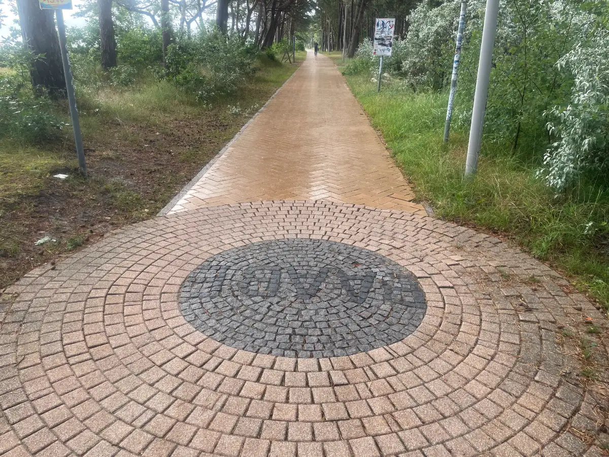 Bernsteinpromenade mit gepflastertem Wort „BAABE“