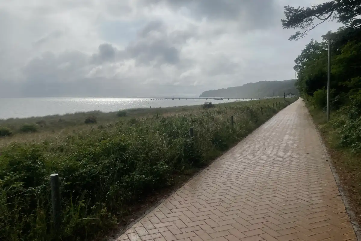 Nasse Bernsteinpromenade mit blick auf die Seebrücke von Göhren