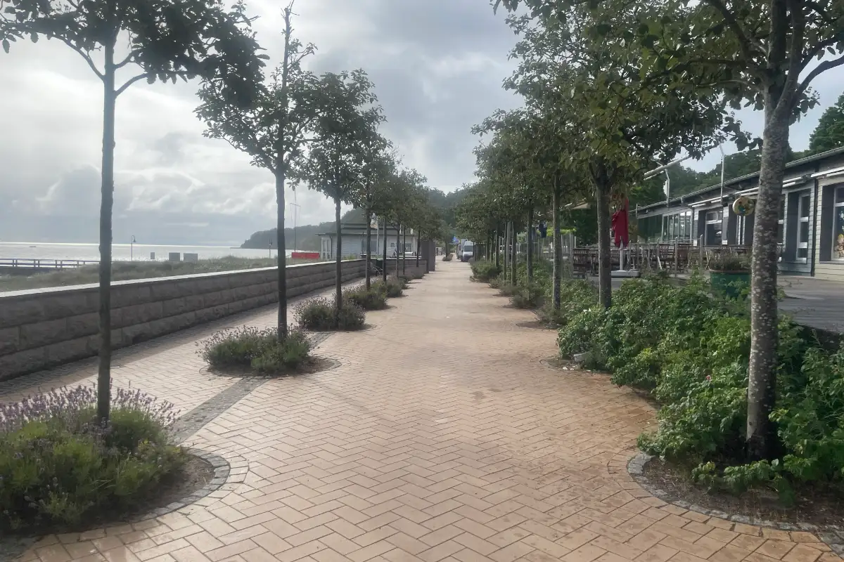 Promenade in Göhren mit Geschäften