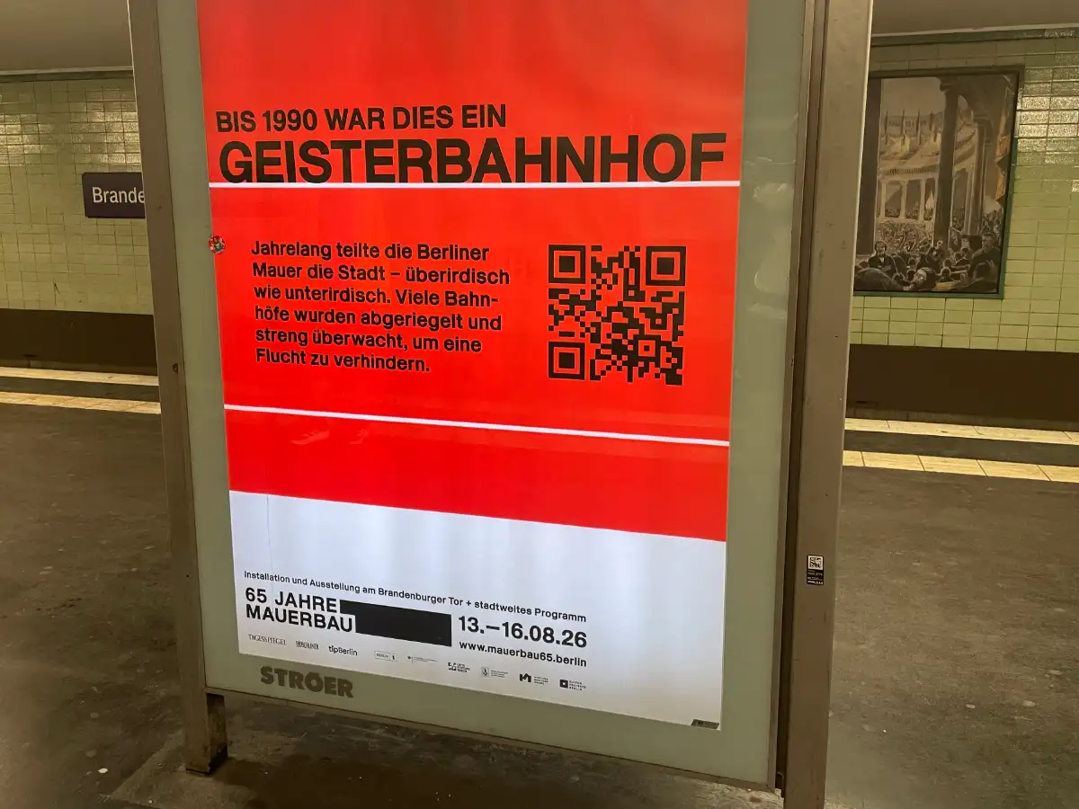 Plakat im S-Bahnhof: „Bis 1990 war dies ein Geisterbahnhof“