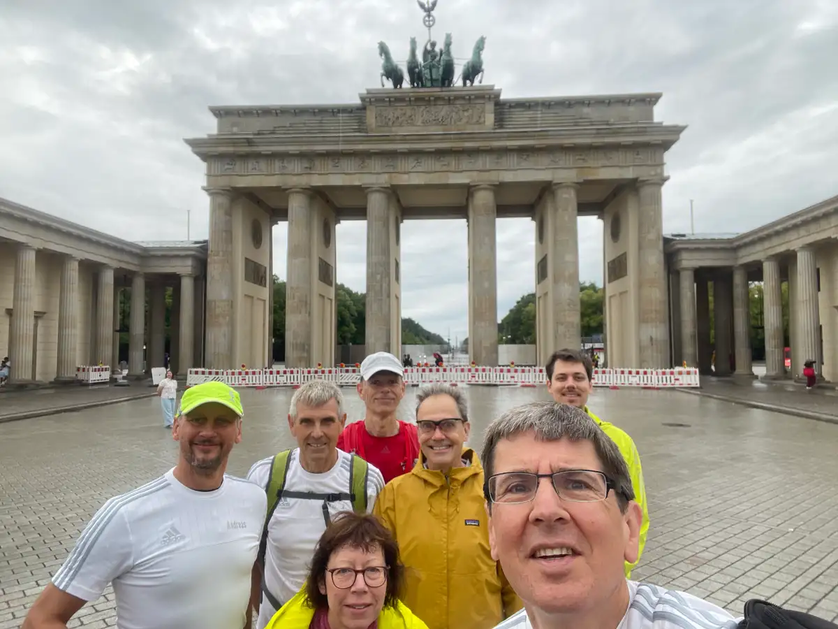 Laufgruppe vor dem Brandenburger Tor