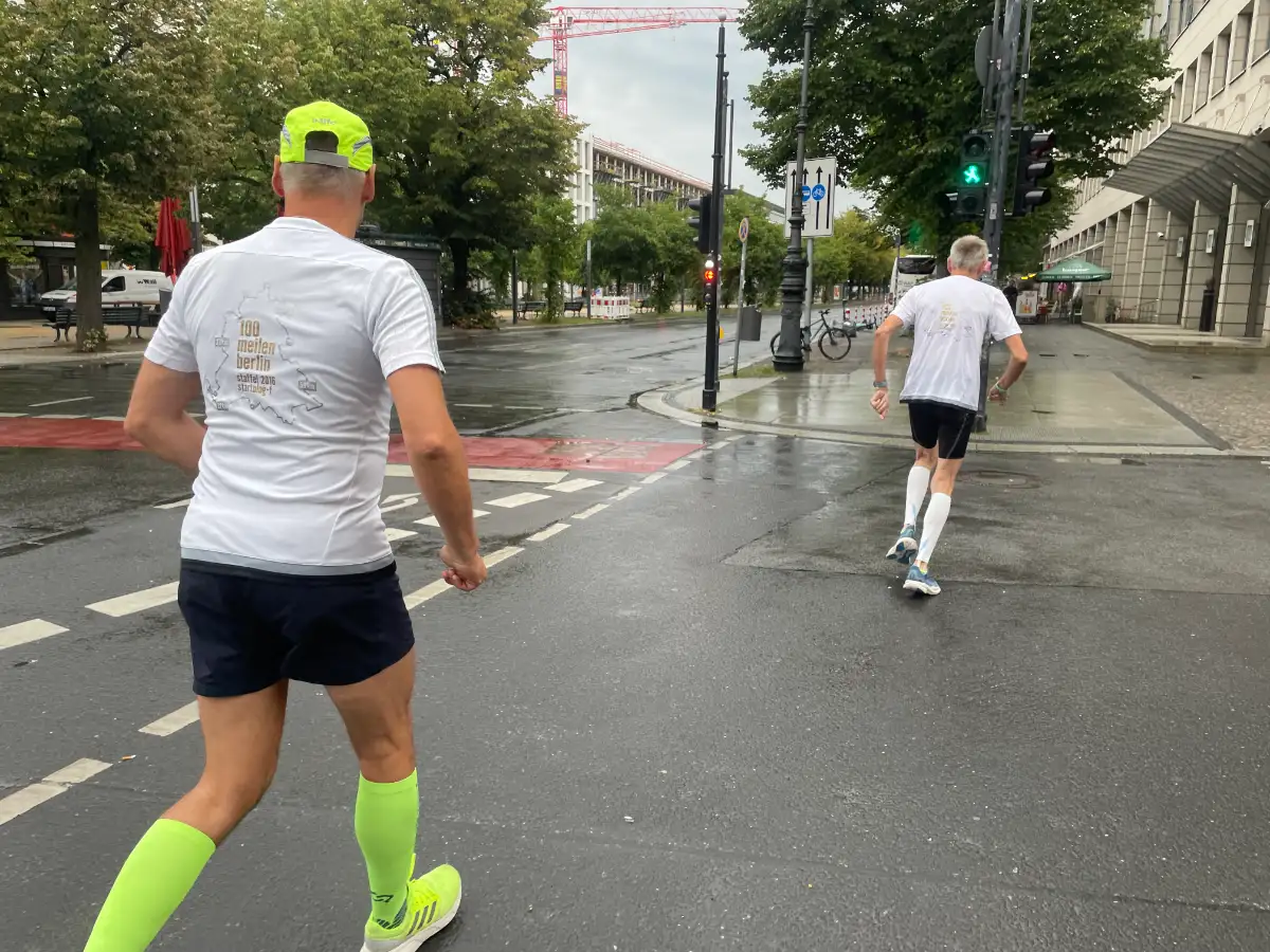 2 Läufer mit weißen Mauerweg-Staffel-Shirts