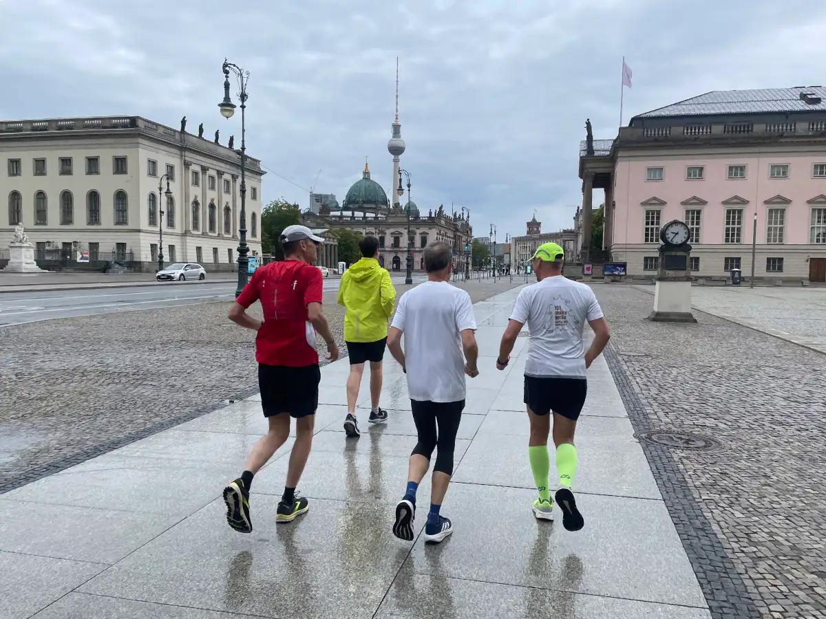 4 Läufer auf der regnerischen Straße Unter den Linden